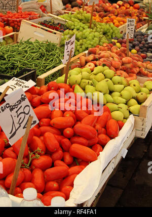 Big Farmers Market Stall mit biologischem Gemüse gefüllt Stockfoto