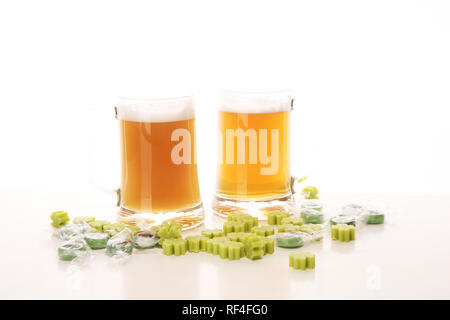 St Patricks Day mit Bier auf einen Tisch. Saint Feier mit Lucky shamrock Bonbon Stockfoto