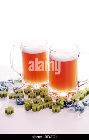 St Patricks Day mit Bier auf einen Tisch. Saint Feier mit Lucky shamrock Bonbon Stockfoto