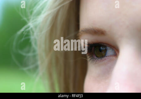 Ziemlich Kaukasischen blonde Frau in einer ländlichen Umgebung. Stockfoto