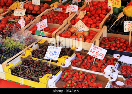 Big Farmers Market Stall mit organischen Früchten gefüllt Stockfoto