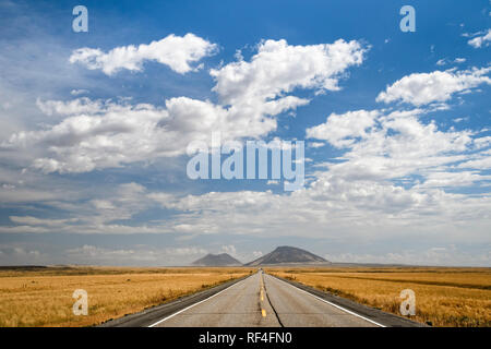 US Highway 20 mit großen Butte und Osten Butte in der Ferne Osten Idahos. Stockfoto