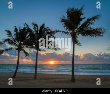 Sonnenaufgang auf das Karibische Meer vom Strand von Grand Residences Riviera Cancun, Puerto Morelos, Riviera Maya, Mexiko. Stockfoto