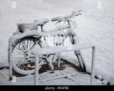 0615 Bike auf der Bike Rack, schneite, im Schnee Stockfoto