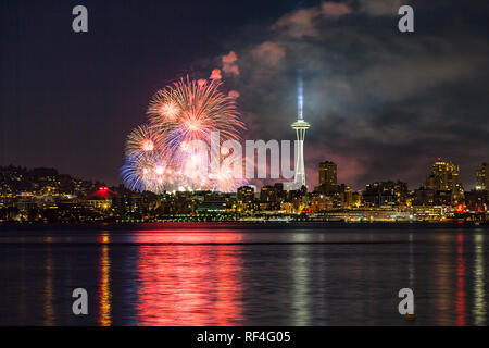 Lake Union 4. Juli Feuerwerk und die Seattle Skyline, wie über von der Elliott Bay bei Seacrest Park in West Seattle, WA, USA Stockfoto