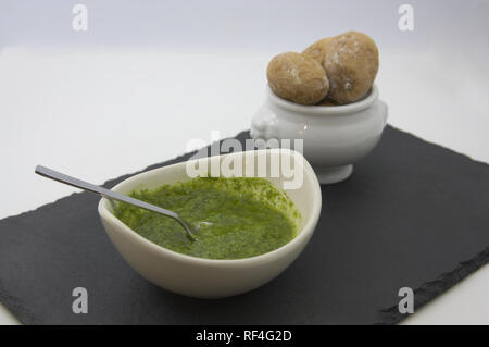 Eine Portion grüne Mojo Sauce mit einigen runzlige Kartoffeln typisch für die Kanarischen Inseln Stockfoto