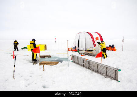 Weddell Meer, Antarktis - 19. September 2013: Wissenschaftler aus einem forschungseisbrecher ein Tauchroboter (ROV) Camp über ein Ic Stockfoto