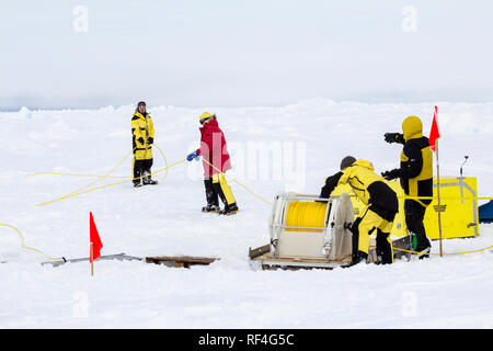 Weddell Meer, Antarktis - 19. September 2013: Wissenschaftler aus einem forschungseisbrecher ein Tauchroboter (ROV) Camp über ein Ic Stockfoto