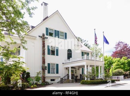 Osten Fassade und Eingang von Außen der Alaska State Governor's Mansion, Juneau, Alaska, USA und Alaska State flags und traditionellen Ges Stockfoto