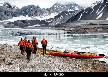 SVALBARD, Norwegen - Kajaktouristen erkunden das eisige Wasser und die unberührten Landschaften der Arktis rund um Svalbard. Diese einzigartige und abenteuerliche Form des Tourismus bietet ein Erlebnis aus nächster Nähe mit der arktischen Umgebung und zeigt die atemberaubende Schönheit und empfindliche Ökosysteme der Region. Stockfoto