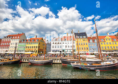 Kopenhagen, Dänemark - 2 August, 2018: Die berühmten Nyhavn (neuer Hafen) Bay in Kopenhagen, einem historischen 17. Jahrhundert europäischen Waterfront mit bunten Gebäude. Stockfoto