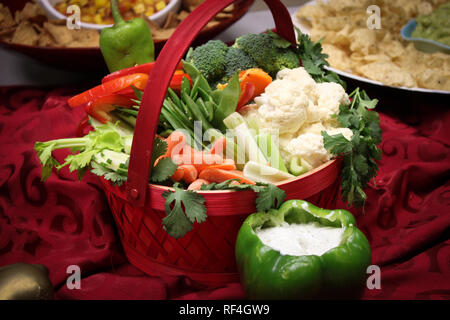 Professionell versorgt schöne Gemüse platter in einem Korb mit Dip in ausgehöhlten Paprika Shell. Holiday office Party. Stockfoto