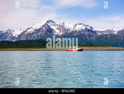 Ein Motorboot Motor yacht in einem schönen Wildnis Bay Cove in der Nähe von schneebedeckten Bergen verankert, Glacier Bay National Park, Alaska, USA Stockfoto