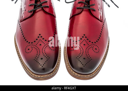 Ein Paar rote Flügel Kleidung Schuhe auf einem isolierten Hintergrund Stockfoto