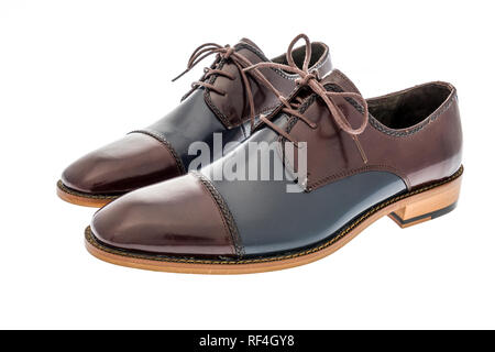 Ein paar Derby Marine multi Cap toe Kleidung Schuhe auf einem isolierten Hintergrund Stockfoto