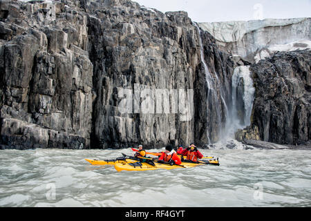 SVALBARD, Norwegen - Kajaktouristen erkunden das eisige Wasser und die unberührten Landschaften der Arktis rund um Svalbard. Diese einzigartige und abenteuerliche Form des Tourismus bietet ein Erlebnis aus nächster Nähe mit der arktischen Umgebung und zeigt die atemberaubende Schönheit und empfindliche Ökosysteme der Region. Stockfoto