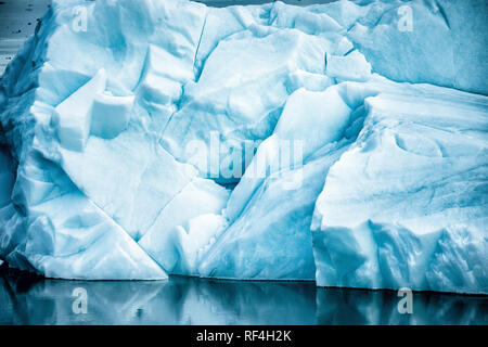 NORDAUSTLANDET, Svalbard - Eis- und ruhigen Gewässer neben dem riesigen Bråsvellbreen Gletscher auf Nordaustlandet, die zweitgrößte Insel im Svalbard archipeligo. Stockfoto