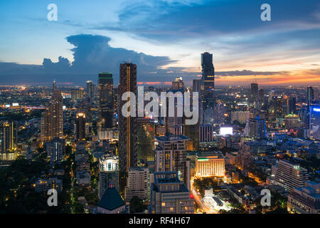 Modernes Gebäude im Geschäftsviertel von Bangkok in Bangkok City mit Skyline bei Nacht, Thailand. Stockfoto