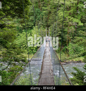 Cannibal Schlucht schwingen Brücke über den Maruia River, St James Walkway, Neuseeland. Stockfoto