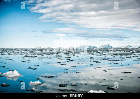 NORDAUSTLANDET, Svalbard - Eis- und ruhigen Gewässer neben dem riesigen Bråsvellbreen Gletscher auf Nordaustlandet, die zweitgrößte Insel im Svalbard archipeligo. Stockfoto