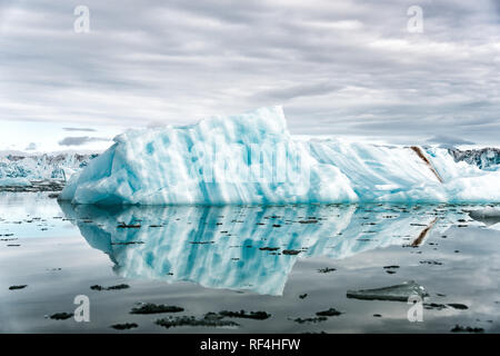 NORDAUSTLANDET, Svalbard - Eis- und ruhigen Gewässer neben dem riesigen Bråsvellbreen Gletscher auf Nordaustlandet, die zweitgrößte Insel im Svalbard archipeligo. Stockfoto