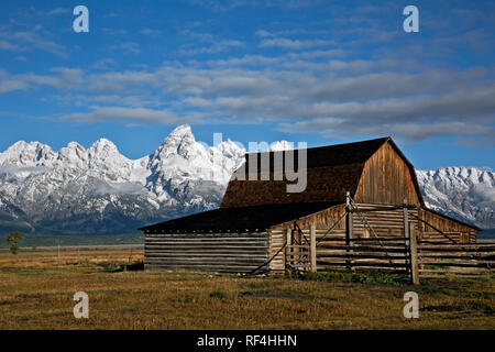 WY 02907-00 ... WYOMING - Alte Scheune mit den Teton Bergkette im Hintergrund entlang der historischen Mormon Zeile im Grand Teton National Park. Stockfoto