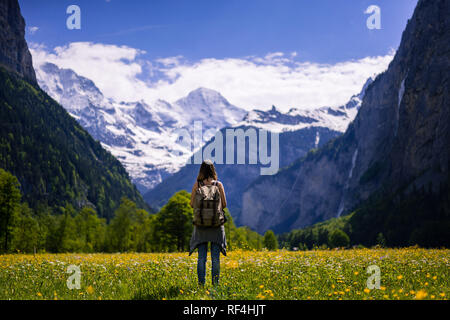 Hipster stehendes Mädchen im Lauterbrunnental, in der Jungfrauregion, Schweiz, Alpen. Stockfoto