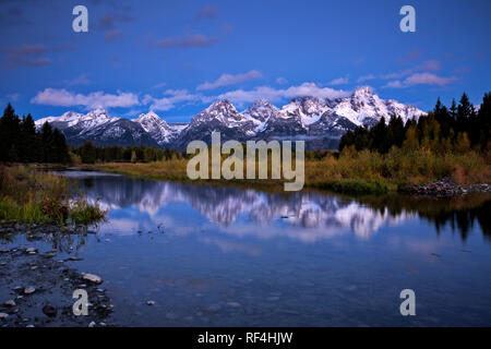 WY 02922-00 ... WYOMING - Dawn Licht berühren die Spitzen der Tetons von schwabacher Landung auf dem Snake River im Grand Teton National Park. Stockfoto