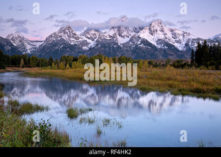 WY 02924-00 ... WYOMING - Dawn Licht Berühren der Tetons von schwabacher Landung auf dem Snake River im Grand Teton National Park. Stockfoto