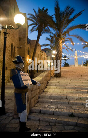 Schritte, um die Altstadt von Jaffa Israel durch eine Statue von einem französischen Soldaten markiert Stockfoto