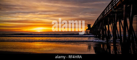Die untergehende Sonne am Pier in Imperial Beach, Kalifornien. Stockfoto