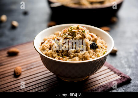 Grieß Sooji Halwa/ka Halwa oder süß Rava Sheera oder Shira - Indische Festival süß aus Grieß, Muttern und Ghee Stockfoto