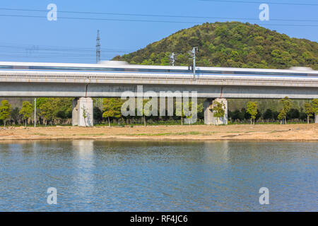 Beschleunigung der Bahn Vom Bahnhof, Shanghai China. Stockfoto