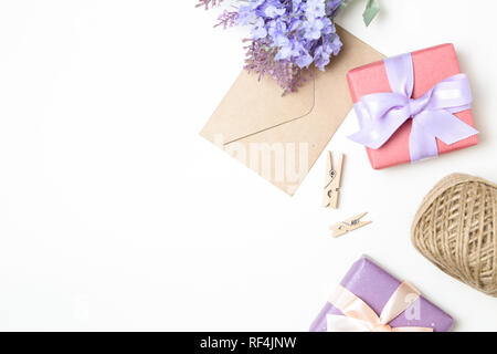 Valentinstag Konzept. Umschlag und Geschenk auf weißem Hintergrund Stockfoto