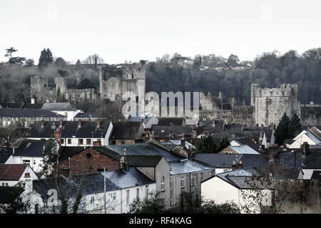 Chepstow Castle. Chepstow, einer kleinen Stadt in Monmouthshire, Wales; es liegt an der Grenze zu England und kann vom Entfernen der Abgabe auf die Seve profitieren Stockfoto