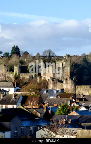 Chepstow Castle. Chepstow, einer kleinen Stadt in Monmouthshire, Wales; es liegt an der Grenze zu England und kann vom Entfernen der Abgabe auf die Seve profitieren Stockfoto