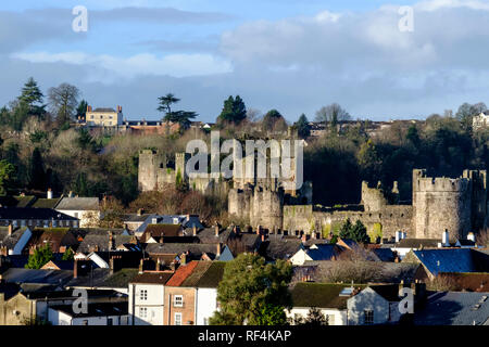 Chepstow Castle. Chepstow, einer kleinen Stadt in Monmouthshire, Wales; es liegt an der Grenze zu England und kann vom Entfernen der Abgabe auf Brücke nutzen Stockfoto