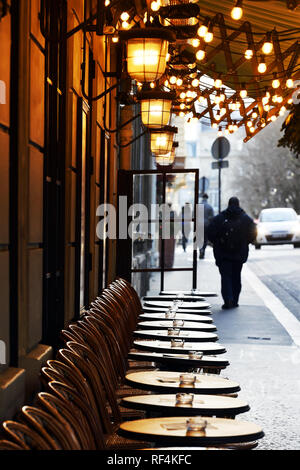 Beleuchtete Café-Terrasse in Paris - Frankreich Stockfoto