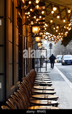 Beleuchtete Café-Terrasse in Paris - Frankreich Stockfoto