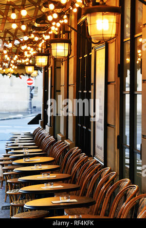 Beleuchtete Café-Terrasse in Paris - Frankreich Stockfoto