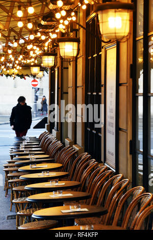 Beleuchtete Café-Terrasse in Paris - Frankreich Stockfoto