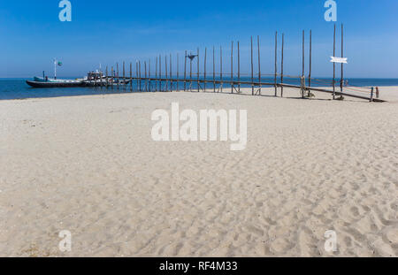 Strand und ein Boot mit einer Fähre auf die Insel Texel, Niederlande Stockfoto