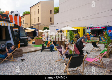 Krakau, Polen - 12. Juli 2018. Junge Menschen entspannen und Eis im Dworek Street Food Park im Zentrum von Krakau. Der Park besteht aus einer Vielzahl Stockfoto