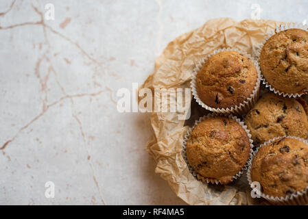 Frische blueberry muffins in Korb, hell Stockfoto