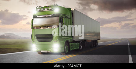 Green Truck mit Anhänger fahren auf einer entfernten Autobahn durch eine Landschaft in der Dämmerung Stockfoto