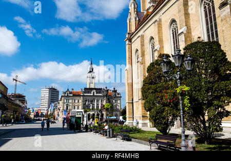 Novi Sad, Serbien - 15. August 2018: Novi Sad Fußgängerzone Fußgängerzone am zentralen Platz der Stadt an einem sonnigen Tag Stockfoto
