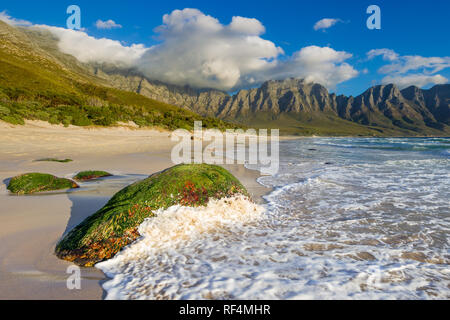 Kogel Bay liegt im Indischen Ozean zwischen Gordon's Bay und Rooi Els und verfügt über Kilometer von Unbebauten Sandstrand inmitten von Bergen und Fynbos Stockfoto