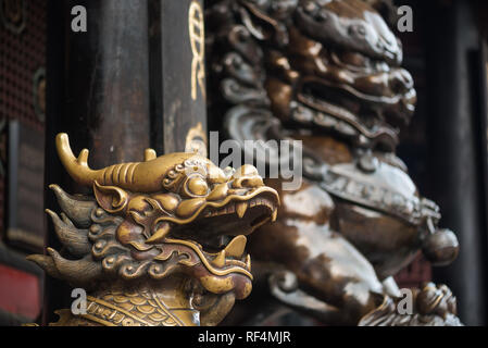 Bronzenen Löwen und Drachen Statuen in einem buddhistischen Tempel, Chengdu, China Stockfoto