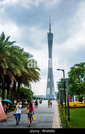 Guangzhou, China - 15. Juli 2018: Guangzhou Canton Tower mit Menschen zu Fuß auf dem Platz an einem bewölkten Tag Stockfoto