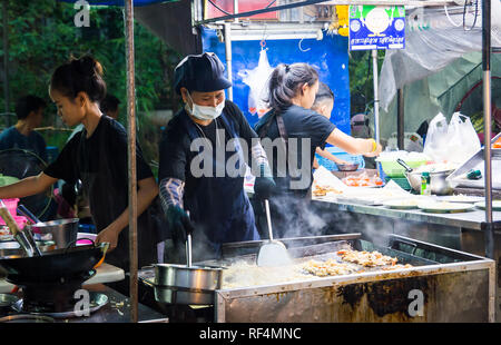 Bangkok, Thailand - 26. Oktober 2016: Frau Vorbereitung Thai Essen in einer Nacht Food Market in Bangkok. Stockfoto